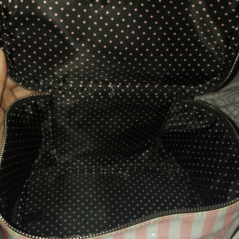 VS Pink & White Striped Makeup Case - Picture 2 of 5
